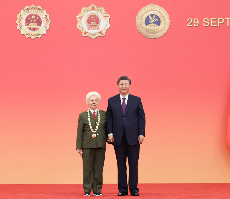 9月29日,中华人民共和国国家勋章和国家荣誉称号颁授仪式在北京人民大会堂金色大厅隆重举行。中共中央总书记、国家主席、中央军委主席习近平向“人民艺术家”国家荣誉称号获得者田华颁授奖章。