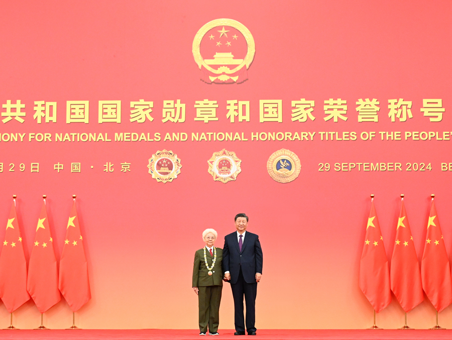 9月29日,中华人民共和国国家勋章和国家荣誉称号颁授仪式在北京人民大会堂金色大厅隆重举行。中共中央总书记、国家主席、中央军委主席习近平向“人民艺术家”国家荣誉称号获得者田华颁授奖章。