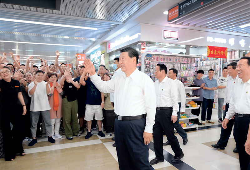 2023年9月20日至21日,中共中央总书记、国家主席、中央军委主席习近平在浙江考察。这是20日上午,习近平在义乌国际商贸城考察时,同商户亲切交流。 新华社记者 李学仁/摄 2023年9月20日至21日,中共中央总书记、国家主席、中央军委主席习近平在浙江考察。这是20日上午,习近平在义乌国际商贸城考察时,同商户亲切交流。 新华社记者 李学仁/摄