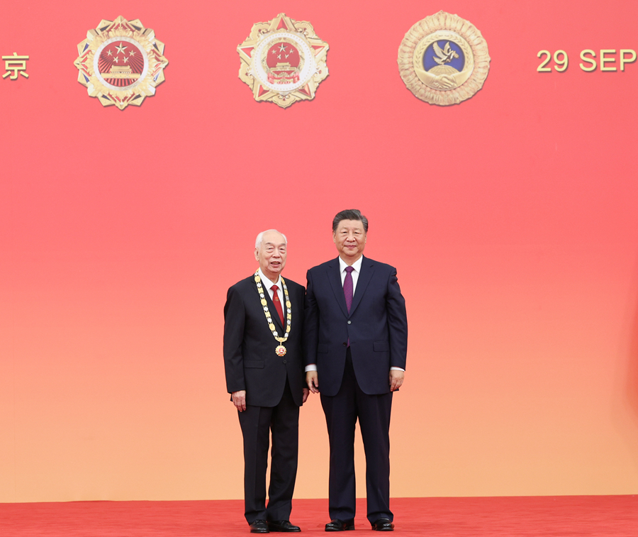 9月29日,中华人民共和国国家勋章和国家荣誉称号颁授仪式在北京人民大会堂金色大厅隆重举行。中共中央总书记、国家主席、中央军委主席习近平向“体育工作杰出贡献者”国家荣誉称号获得者张燮林颁授奖章。