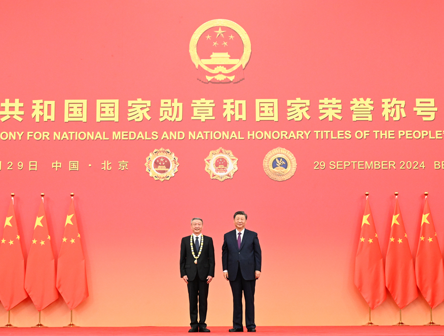 9月29日,中华人民共和国国家勋章和国家荣誉称号颁授仪式在北京人民大会堂金色大厅隆重举行。中共中央总书记、国家主席、中央军委主席习近平向“人民工匠”国家荣誉称号获得者许振超颁授奖章。