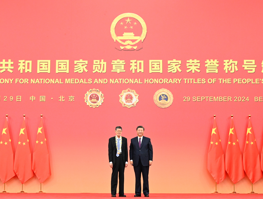 9月29日,中华人民共和国国家勋章和国家荣誉称号颁授仪式在北京人民大会堂金色大厅隆重举行。中共中央总书记、国家主席、中央军委主席习近平向“经济研究杰出贡献者”国家荣誉称号获得者张卓元颁授奖章。
