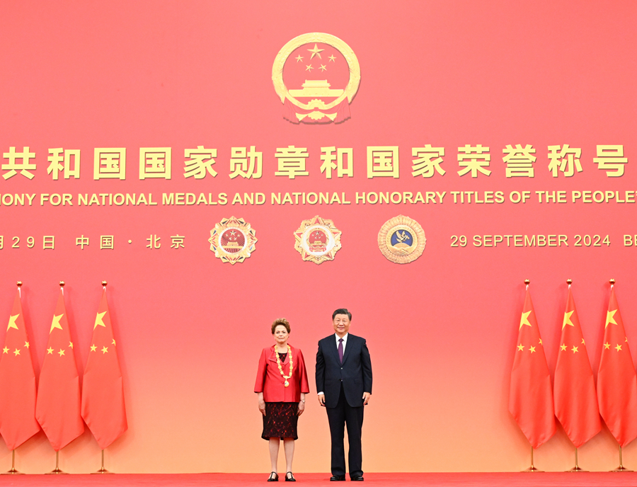 9月29日,中华人民共和国国家勋章和国家荣誉称号颁授仪式在北京人民大会堂金色大厅隆重举行。中共中央总书记、国家主席、中央军委主席习近平向“友谊勋章”获得者迪尔玛·罗塞芙颁授勋章。