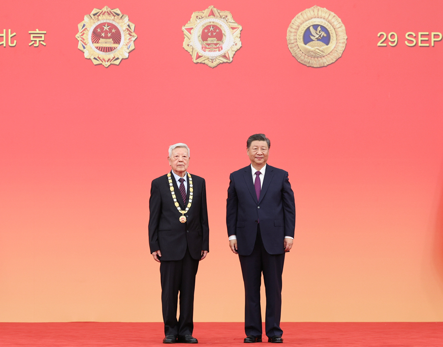 9月29日,中华人民共和国国家勋章和国家荣誉称号颁授仪式在北京人民大会堂金色大厅隆重举行。中共中央总书记、国家主席、中央军委主席习近平向“人民科学家”国家荣誉称号获得者赵忠贤颁授奖章。