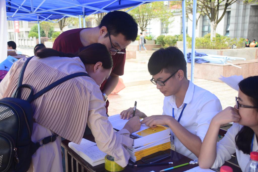 学校2018级研究生新生入校