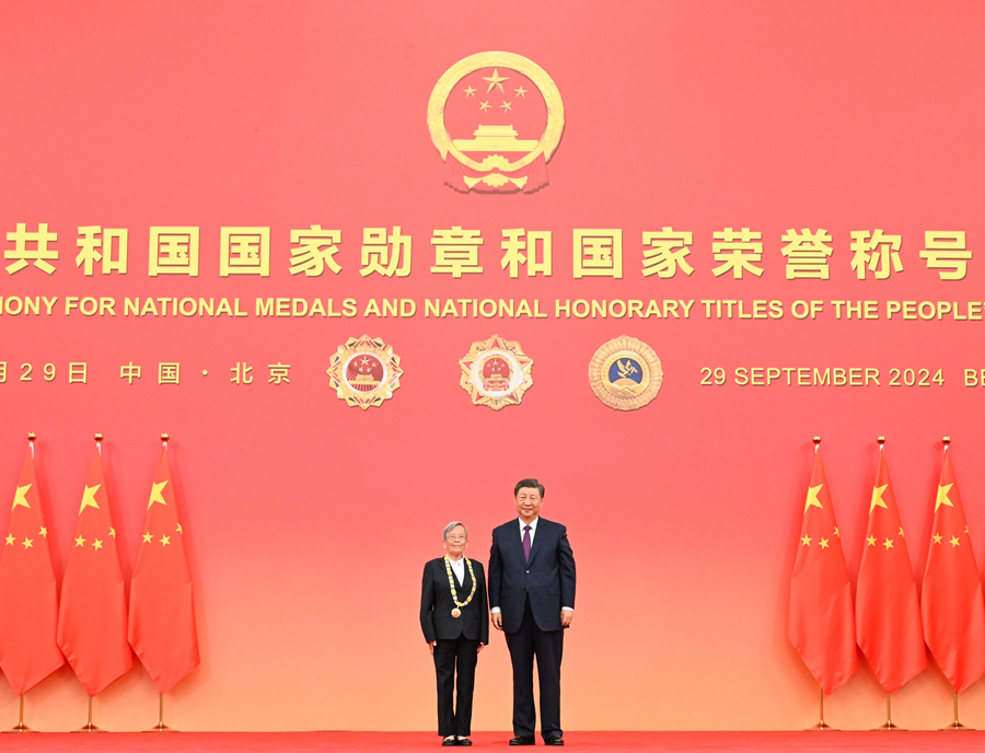 9月29日,中华人民共和国国家勋章和国家荣誉称号颁授仪式在北京人民大会堂金色大厅隆重举行。中共中央总书记、国家主席、中央军委主席习近平向“人民医护工作者”国家荣誉称号获得者路生梅颁授奖章。