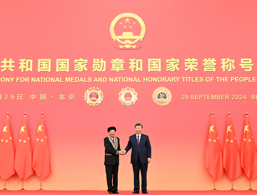 9月29日,中华人民共和国国家勋章和国家荣誉称号颁授仪式在北京人民大会堂金色大厅隆重举行。中共中央总书记、国家主席、中央军委主席习近平向“人民卫士”国家荣誉称号获得者巴依卡·凯力迪别克颁授奖章。