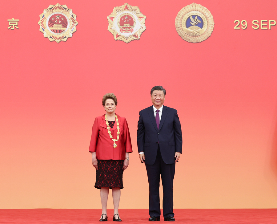 9月29日,中华人民共和国国家勋章和国家荣誉称号颁授仪式在北京人民大会堂金色大厅隆重举行。中共中央总书记、国家主席、中央军委主席习近平向“友谊勋章”获得者迪尔玛·罗塞芙颁授勋章。
