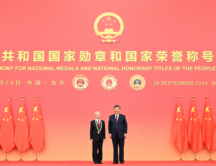 9月29日,中华人民共和国国家勋章和国家荣誉称号颁授仪式在北京人民大会堂金色大厅隆重举行。中共中央总书记、国家主席、中央军委主席习近平向“人民教育家”国家荣誉称号获得者张晋藩颁授奖章。