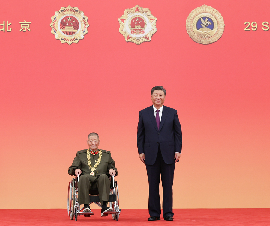 9月29日,中华人民共和国国家勋章和国家荣誉称号颁授仪式在北京人民大会堂金色大厅隆重举行。中共中央总书记、国家主席、中央军委主席习近平向“共和国勋章”获得者黄宗德颁授勋章。