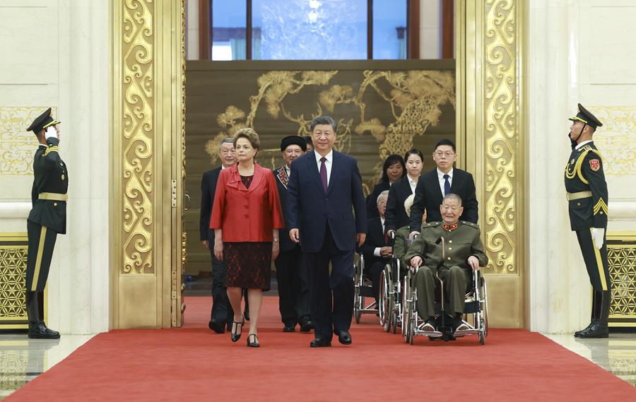 9月29日,中华人民共和国国家勋章和国家荣誉称号颁授仪式在北京人民大会堂金色大厅隆重举行。中共中央总书记、国家主席、中央军委主席习近平同国家勋章和国家荣誉称号获得者一同步入会场。