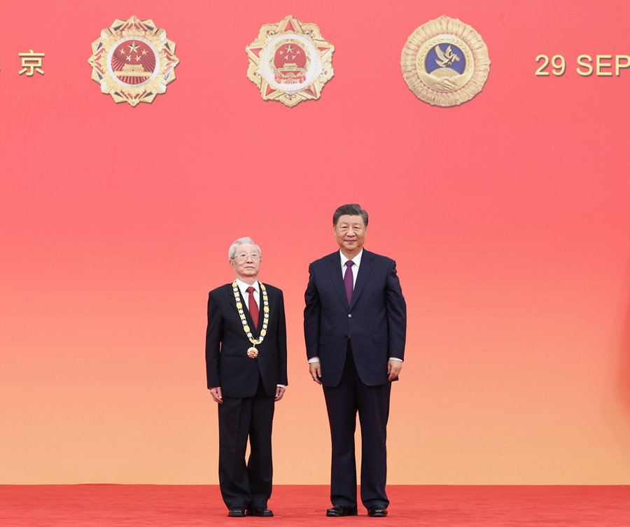 9月29日,中华人民共和国国家勋章和国家荣誉称号颁授仪式在北京人民大会堂金色大厅隆重举行。中共中央总书记、国家主席、中央军委主席习近平向“人民教育家”国家荣誉称号获得者张晋藩颁授奖章。