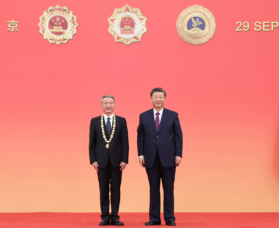 9月29日,中华人民共和国国家勋章和国家荣誉称号颁授仪式在北京人民大会堂金色大厅隆重举行。中共中央总书记、国家主席、中央军委主席习近平向“人民工匠”国家荣誉称号获得者许振超颁授奖章。