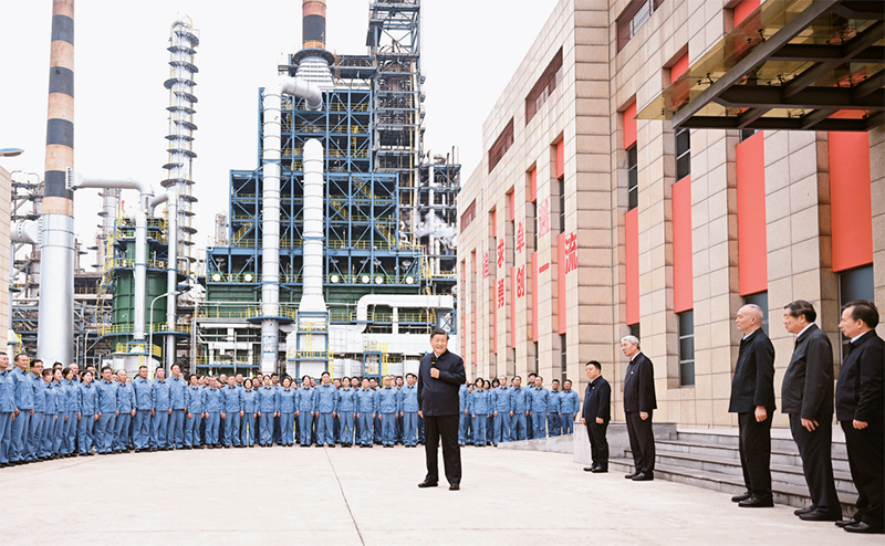 2023年10月10日至13日,中共中央总书记、国家主席、中央军委主席习近平在江西考察。这是10日下午,习近平在中国石化九江分公司考察时,同企业员工亲切交流。 新华社记者 谢环驰/摄 2023年10月10日至13日,中共中央总书记、国家主席、中央军委主席习近平在江西考察。这是10日下午,习近平在中国石化九江分公司考察时,同企业员工亲切交流。 新华社记者 谢环驰/摄