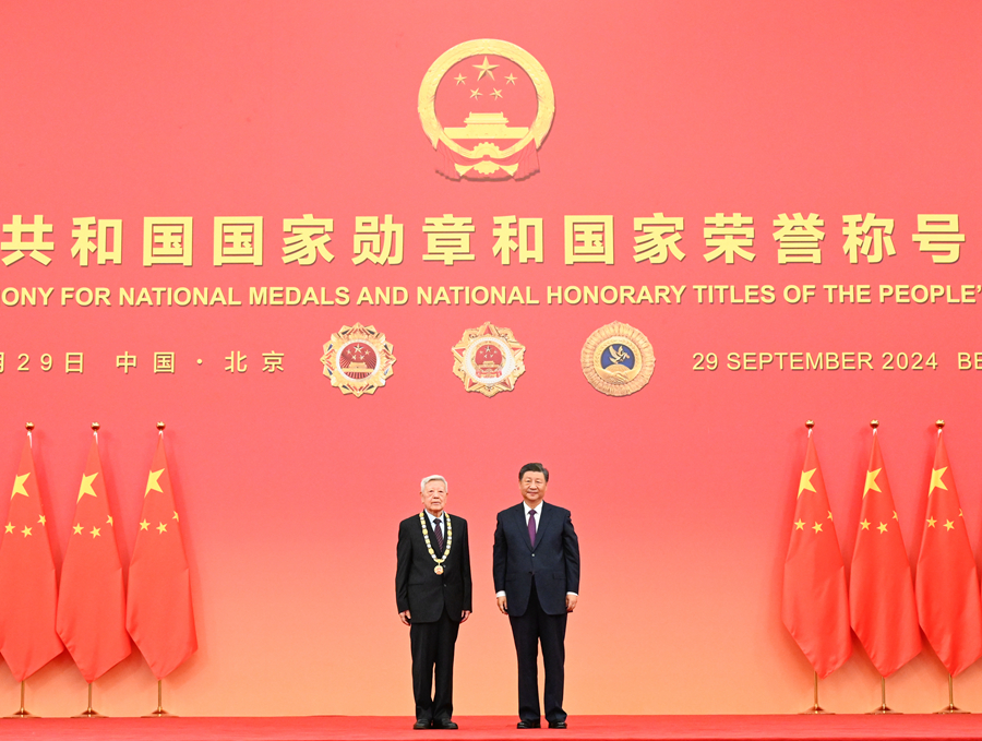 9月29日,中华人民共和国国家勋章和国家荣誉称号颁授仪式在北京人民大会堂金色大厅隆重举行。中共中央总书记、国家主席、中央军委主席习近平向“人民科学家”国家荣誉称号获得者赵忠贤颁授奖章。