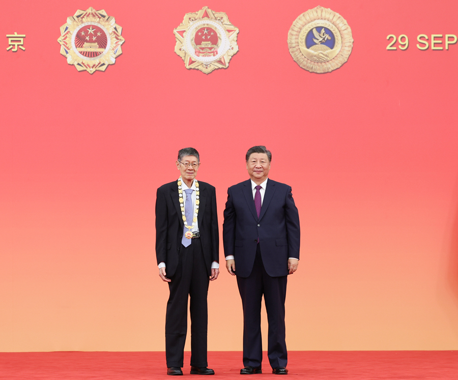 9月29日,中华人民共和国国家勋章和国家荣誉称号颁授仪式在北京人民大会堂金色大厅隆重举行。中共中央总书记、国家主席、中央军委主席习近平向“经济研究杰出贡献者”国家荣誉称号获得者张卓元颁授奖章。